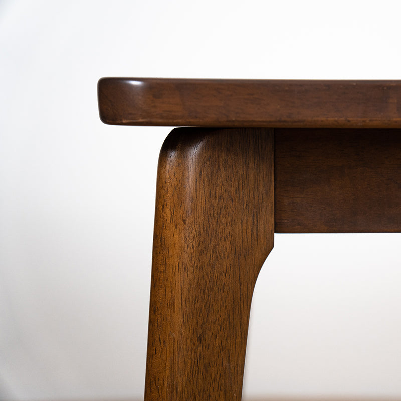 Risom-dining-table-closeup
