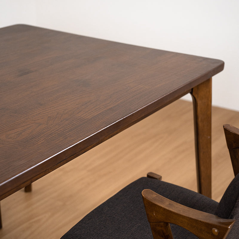 Risom-dining-table-detail